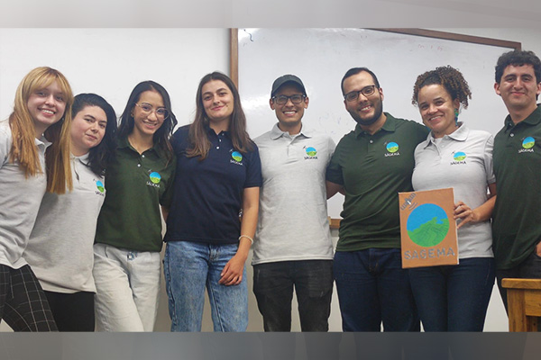 Miembros del Grupo SAGEMA. De izquierda a derecha: Estefannia Garcés (estudiante), Adriana Rodas (egresada), Karoline Yepes (invitada especial), Kelly mejía (estudiante), Camilo Martínez (estudiante de posgrado), Daniel Felipe Restrepo (egresado), July Andrea Suárez (profesora), Sebastián Bravo (estudiante). Cortesía SAGEMA.