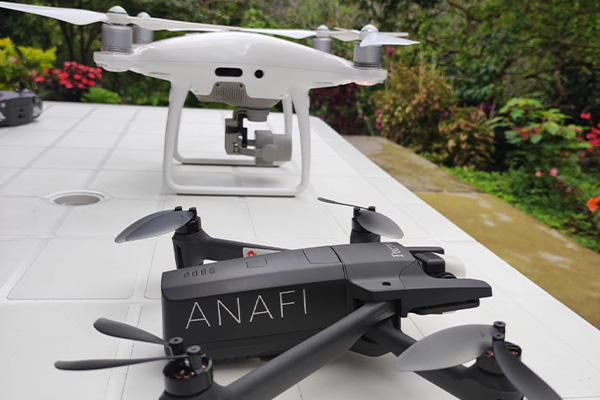Para la cartografía social, los estudiantes hacen uso de herramientas y tecnología usada en el ámbito aeroespacial como drones. Cortesía SAGEMA.