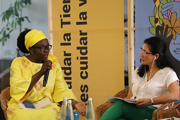 Nadine Machikou, camerunesa profesional en ciencias políticas conversa sobre las epistemologías del sur global con la docente de la UNAL Sede Medellín, Mary Luz Alzate. Foto Unimedios Medellín