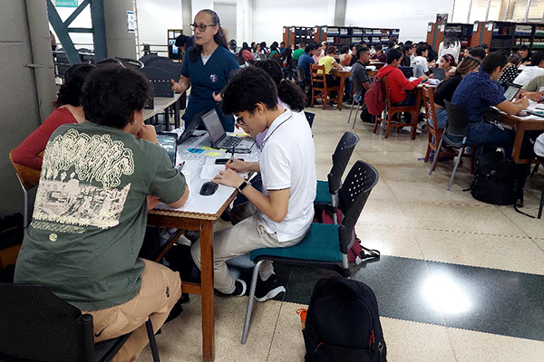 La gerontóloga Sandra Viviana Vélez en asesoría con los estudiantes. Foto Unimedios.