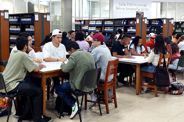 Los equipos estaban conformados por cinco estudiantes de distintas carreras. Foto Unimedios.