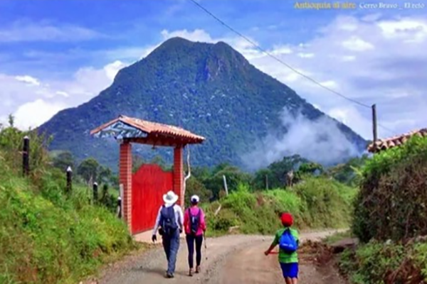 El “Centro Colombiano Cultural e Investigativo de Patrimonio Minero” se construiría en la base de cerro Bravo, en Venecia (Antioquia). Foto tomada de antioquiaalaire.com.