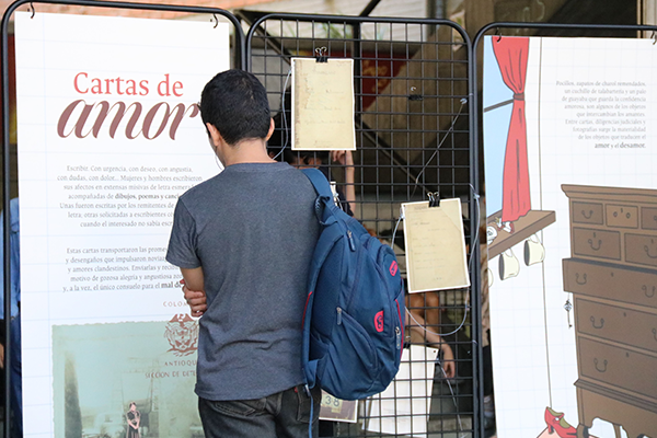 Los espectadores pueden interactuar con la exposición, observar fotografías y escribir cartas de amor o desamor. Foto Unimedios.