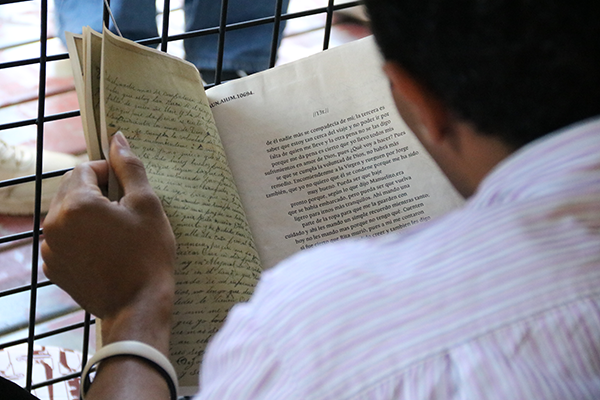Los espectadores pueden interactuar con la exposición, observar fotografías y escribir cartas de amor o desamor. Foto Unimedios.