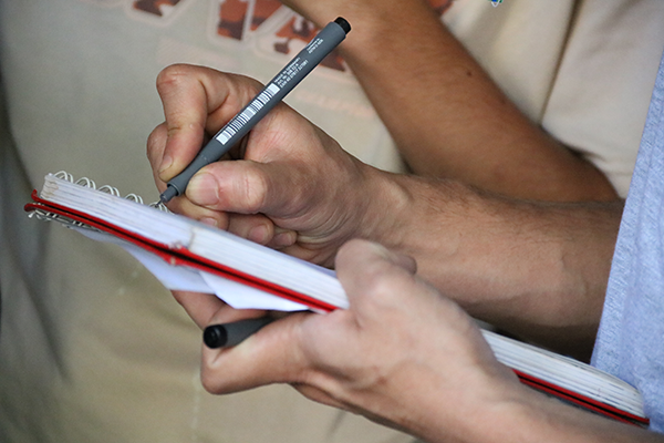 Los espectadores pueden interactuar con la exposición, observar fotografías y escribir cartas de amor o desamor. Foto Unimedios.