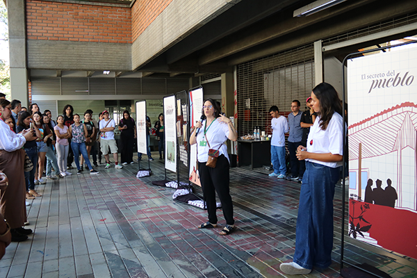 Los espectadores pueden interactuar con la exposición, observar fotografías y escribir cartas de amor o desamor. Foto Unimedios.