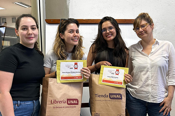 Quienes ocuparon los primeros cuatro lugares recibieron bonos y productos institucionales. Foto de la Red Cultural UNAL Medellín.