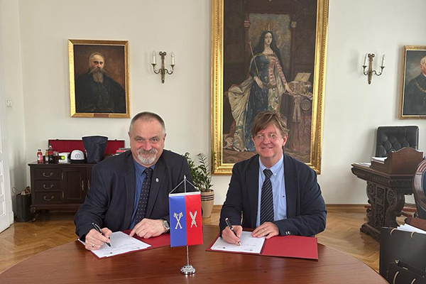 Rector de la Universidad de Agricultura de Cracovia, Sylwester Tabor, y vicerrector de la Universidad Nacional de Colombia Sede Medellín, Juan Camilo Restrepo Gutiérrez.