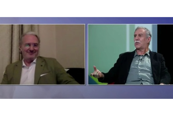 Los cineastas conversaron de sus filmografías y las ciudades que vivieron a través de ellas. Imagen tomada del canal de YouTube de la Universidad de Antioquia.