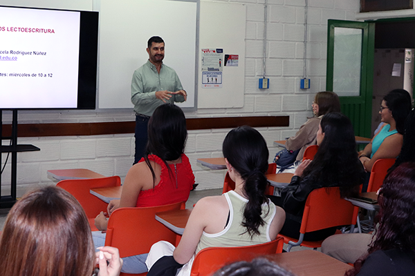 El 8 de agosto de 2024, Juan Carlos Ochoa Botero asumió como decano ad hoc de la Facultad de Ciencias de la Vida. Foto cortesía Facultad de Ciencias de la Vida.
