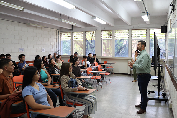 La Facultad de Ciencias de la Vida ha recibido 35 estudiantes al programa de Farmacia y 44 al de Enfermería. Foto cortesía Facultad de Ciencias de la Vida.