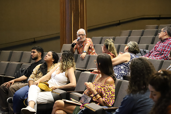 Algunos asistentes participaron con preguntas y apreciaciones. Foto de Unimedios.