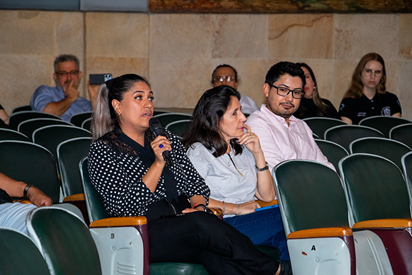 Los docentes tuvieron oportunidad de aclarar inquietudes o hacer sugerencias. Foto de la Oficina de Comunicaciones de la Facultad de Minas.