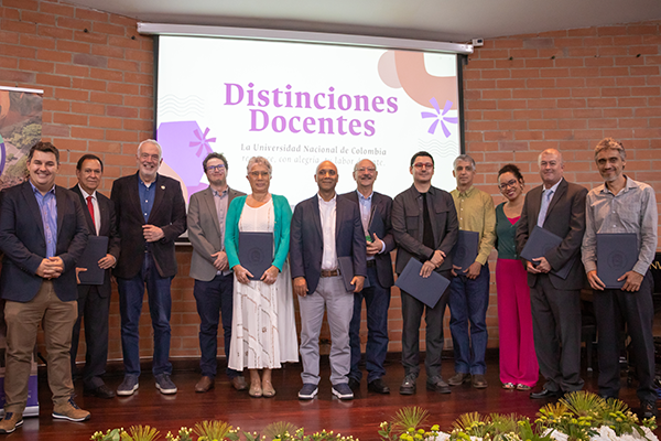 Los docentes fueron exaltados por su vocación, aporte y conocimiento. Foto de Unimedios.