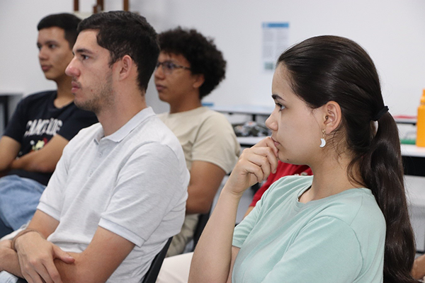 Público asistente al evento en Sala U. Foto Dirección Académica