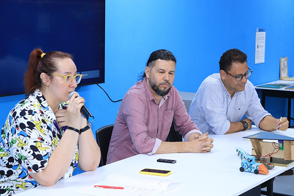 La coordinadora del Laboratorio de Innovación Académica, Jennifer Zapata Valencia, y el profesor de la Facultad de Arquitectura, Luis Fernando Múnera, con el invitado Luis Alberto Alcaraz. Foto Dirección Académica