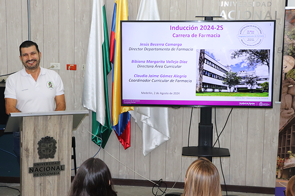 Decano de la Facultad de Ciencias de la Vida, profesor Juan Carlos Ochoa Botero, en la bienvenida al nuevo grupo de estudiantes. Foto Facultad de Ciencias de la Vida.