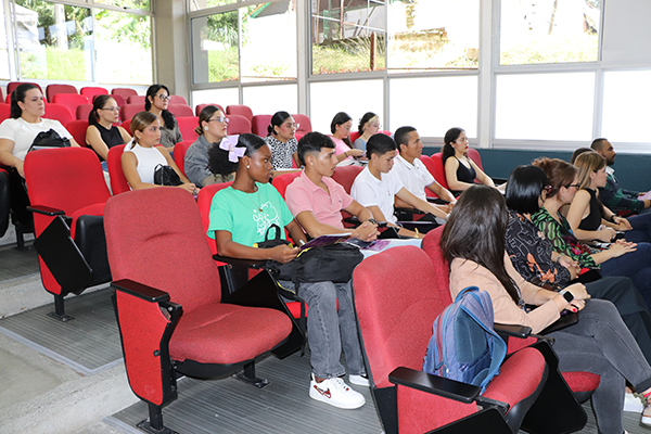 Grupo de estudiantes en la inducción sobre los procesos académicos en el Auditorio Luis Antonio Restrepo Arango, bloque 43. Foto Facultad de Ciencias de la Vida.