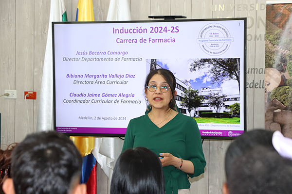 La profesora Bibiana Vallejo, de la Sede Bogotá, explicó el plan curricular del programa. Foto Facultad de Ciencias de la Vida.
