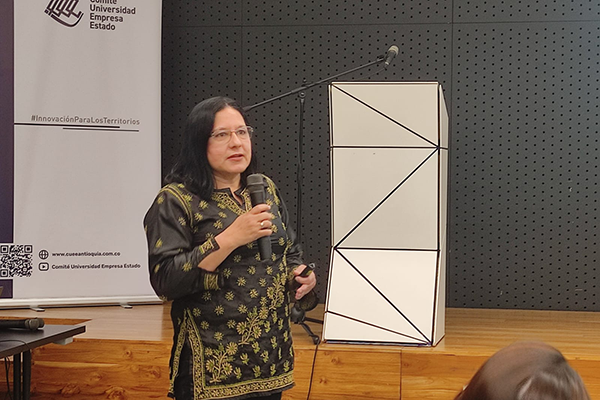 Proyecto "Reducción de líquidos iónicos a base de cafeína para la desulfuración de combustibles". "Los combustibles tienen un gran contenido de SOx que generan la lluvia ácida", Luz Marina Ocampo, UNAL. Foto Unimedios Medellín.
