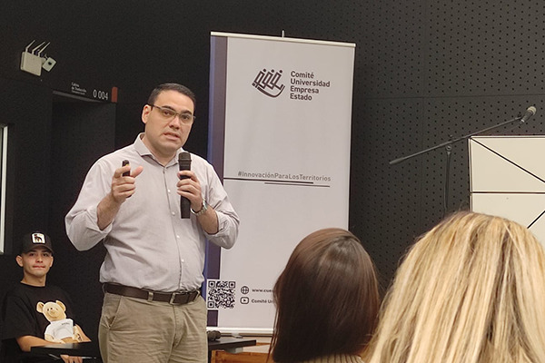 "Producción de hidrógeno y gas de síntesis a partir del metano usando transportadores sólidos de oxígenos de bajo costo". "Tenemos una meta de reducción del 51% de los gases de efecto invernadero ... En la transición energética cumple un papel principal". Douglas Rodríguez, UdeA. Foto Unimedios Medellín.