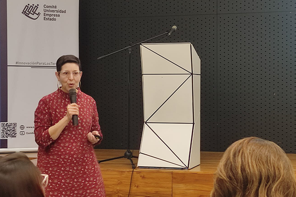 Proyecto "Laboratorios ciudadanos y transformación social mediada por TICD. Seguridad humana, nuevas formas de turismo urbano, ICC y gestión ambiental para comunidades en Medellín". "La idea es lograr ideas rentables y sostenibles desde el contexto mismo", Érika Jaillier, UPB. Foto Unimedios Medellín.