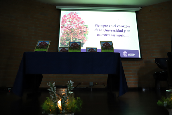 La UNAL Sede Medellín realizó ceremonia de grados póstumos en homenaje a cinco estudiantes. Foto Unimedios Medellín.