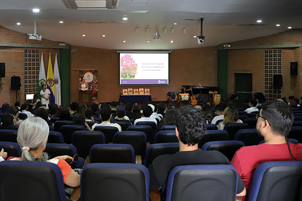 Durante la ceremonia, directivas de la Institución se dirigieron a familiares y amigos. Foto Unimedios Medellín.