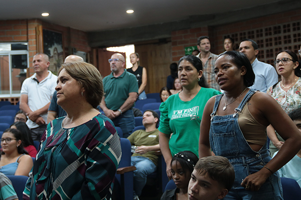 Tanto los estudiantes como sus acudientes hicieron un compromiso simbólico para la formación universitaria. Foto de Unimedios.