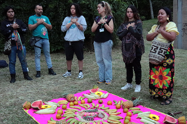 El Inti Raymi es un momento para recordar a las ancestralidades comunes y propias de los diferentes pueblos étnicos que participan, agradeciéndoles por la vida y el conocimiento que por generaciones se ha transmitido y les acompaña. Foto de Unimedios.