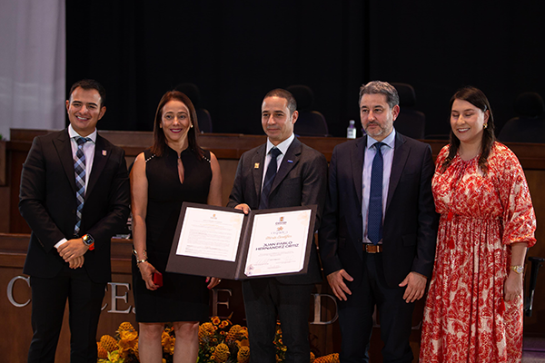La ceremonia de condecoración se realizó en el Concejo de Medellín. Foto cortesía.