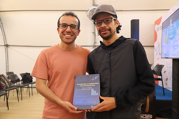 Sergio Carrillo y Leonardo Chacón, autores de Introducción al análisis real. Foto de Unimedios.