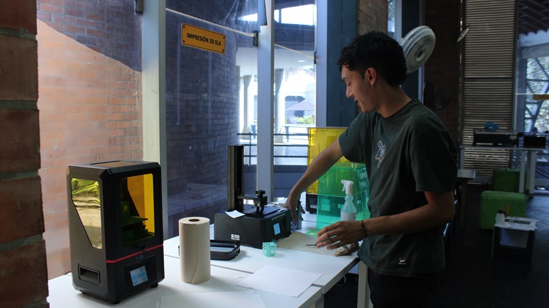 El Makerspace está abierto para cualquier persona que desee usarlo, sólo se requiere reserva previa. Fotografía Unimedios Medellín.
