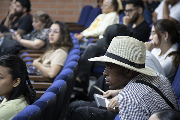 Del encuentro participaron estudiantes, profesores y distintos miembros de la sociedad. Foto Unimedios.