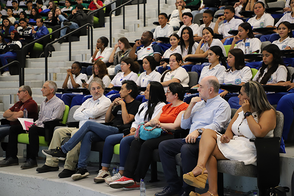 Profesores, decanos, el secretario de Educación de Antioquia y directiva de la Corporación Gilberto Echeverrí Mejía acompañaron el evento. Foto de Unimedios.