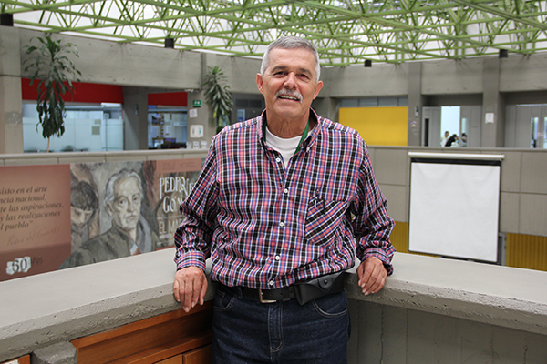El profesor Rafael ha dedicado más de la mitad de su vida al trabajo con comunidades vulnerables. Foto Unimedios Medellín.