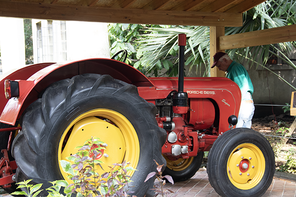 Algunos egresados se acercaron para observar el tractor. Foto de Unimedios.