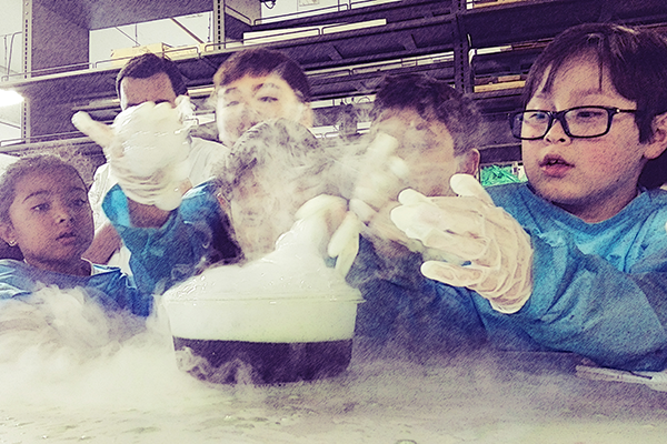 Experiencia de los pequeños científicos y la Química de las cosas, Sede Medellín. Foto cortesía Programa Niñas y niños científicos de la UNAL.