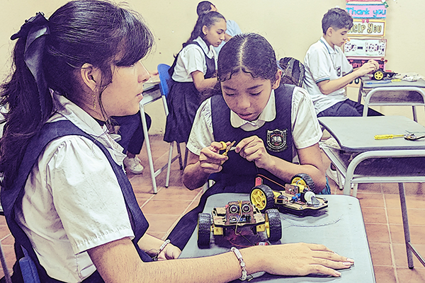 Curso de Electrónica con adolescentes, Amazonas, Leticia. 2023. Foto cortesía Programa Niñas y niños científicos de la UNAL.