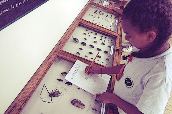 A través de la experimentación, los menores exploran roles de distintas profesiones. Foto cortesía Programa Niñas y niños científicos de la UNAL.