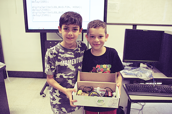 Nicolás y Emiliano, disfrutando del taller Robótica, Medellín. Foto cortesía Programa Niñas y niños científicos de la UNAL.