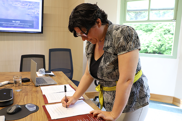 Laura Carla Moisá Elicabide, vicerrectora de la UNAL Sede Medellín, con la firma de las dos primeras resoluciones de nombramiento comenzó la conformación de su equipo de trabajo. Foto Unimedios Medellín