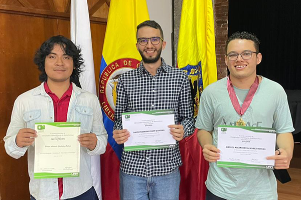 En el extremo derecho, Manuel Alejandro Álvarez Botero, segundo lugar en la Olimpiada Colombiana de Matemática Universitaria. Foto cortesía de Manuel Alejandro Álvarez Botero.