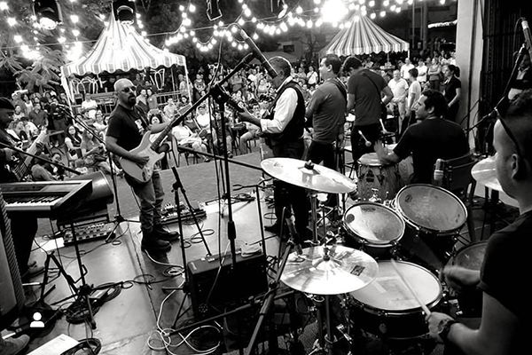Porrosivo mezcla géneros tropicales, como el porro y la cumbia, con sonidos contemporáneos como el rock, el blues, el funk y la salsa. Foto cortesía Porrosivo