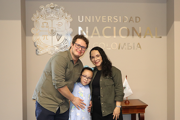 El maestro y doctor en Geografía asistió con su esposa e hija al acto de posesión. Foto cortesía Dirección Académica.