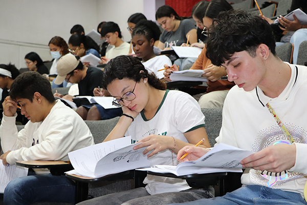 Para las admisiones al pregrado de Farmacia, la UNAL Medellín entregará 500 pines gratuitos para la inscripción al examen. Foto Unimedios.