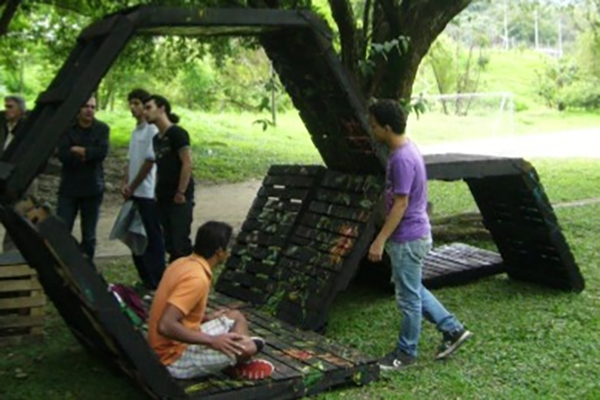El proyecto busca generar una reflexión sobre la pertinencia de reciclar materiales. Foto cortesía de la Oficina de Comunicaciones de la Facultad de Arquitectura.