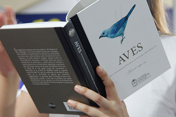 El libro Aves de la Universidad Nacional de Colombia Sede Medellín. Guía de campo, es uno de los más vendidos en versiones anteriores de la Fiesta del Libro y la Cultura de Medellín. Foto de Unimedios.