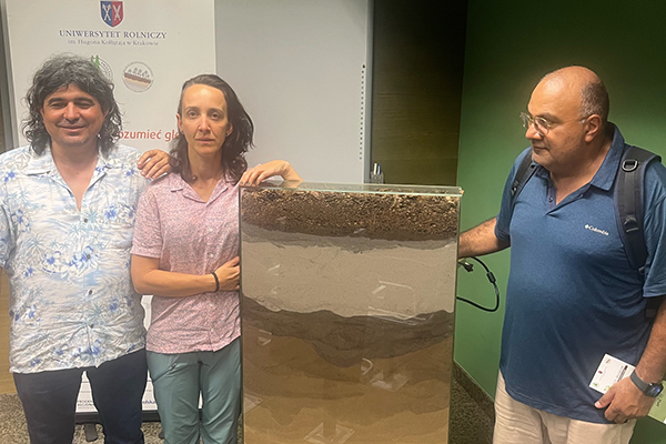 Profesores Juan Loaiza, Clara Zuluaga y Walter Osorio (izquierda a derecha) en el Museo de suelos de Polonia, Facultad de Forestal, UKR. Foto Cortesía de la ORI UNAL Medellín.