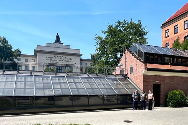 Cafetería central correspondiente a un antiguo invernadero el cual ha sido adaptado para su funcionamiento con energía solar. Foto Cortesía de la ORI UNAL Medellín.